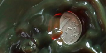 Трейдеры российской нефти начали подставлять друг друга под санкции