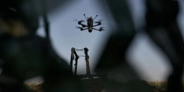 Украинский военный сбил российский FPV-дрон, который атаковал иностранных журналистов. ВИДЕО