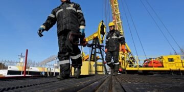 Потери РФ от нефтяных санкций составят $50 млрд в год: «Лукойл» нашел покупателя для своих зарубежных активов, а ФРГ рассматривает национализацию активов «Роснефти».