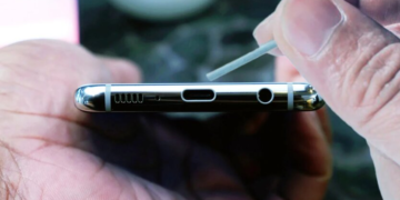 Смартфон перестал заряжаться: как почистить разъём зарядки без риска