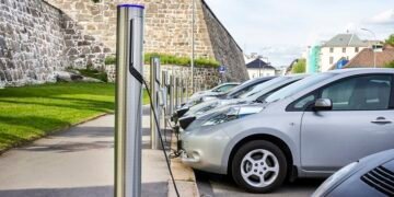 Рынок электромобилей в Украине вырос на 52% за год, государство делает шаги по созданию удобной инфраструктуры для таких авто.