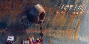 Санкции США начали действовать: танкер с российской нефтью развернулся по дороге в Индию