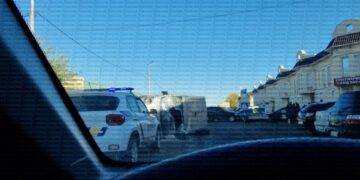 Перевернули и разбили автобус: в Одессе возле “7 километра” произошла массовая драка с ТЦК