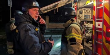 Россияне атаковали Чернигов: на одном из предприятий загорелся автомобиль