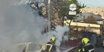 Вогняна небезпека біля дороги: в Києві здійнялось сильне задимлення, – ФОТО