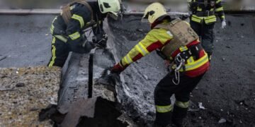 Россияне ударили дроном по многоэтажке в Сумах, есть пострадавшая (фото, видео)