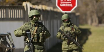 В Крыму россияне разбирают списанные авто из-за нехватки техники: “Атэш” разоблачил ремонтную базу