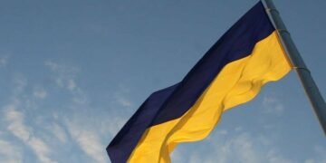 У Києві приспустили найбільший прапор України: що сталося сьогодні
