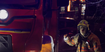 Київ під водою: прорив водогону заблокував жителів та зніс припарковані авто