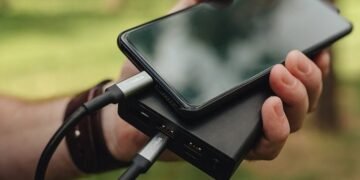 Чому смартфон розряджається за пару годин: експерти назвали головні помилки власників