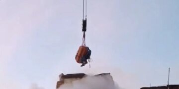 Под завалами многоэтажного дома в Тернополе спасатели услышали голос 20-летнего парня. ВИДЕО