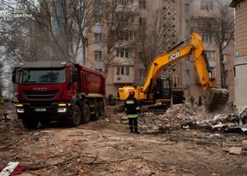 В ДСНС розповіли про масштаби рятувальних робіт на другу добу у Тернополі після атаки російськими ракетами