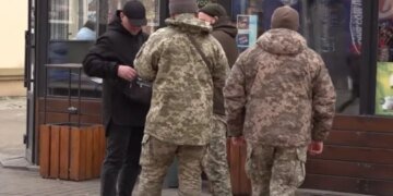 Киевский ТЦК: сотрудник разбил автомобиль из-за эмоций, второй стрелял в землю