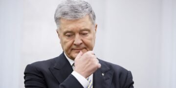 Порошенко хочет вернуться в правительство и выдвигает условия по принятию бюджета, – эксперт