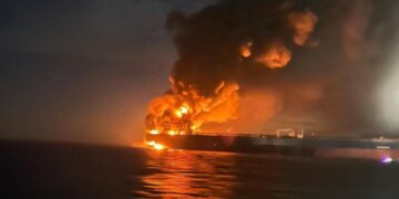 Два танкера российского “теневого флота” загорелись у побережья Турции после взрывов