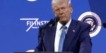 Трамп объявил о “закрытии неба” над Венесуэлой