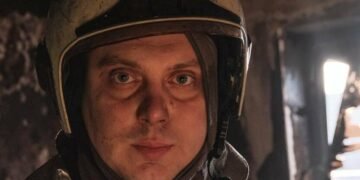 Вогонь і відвага: київський рятувальник серед руїн власної квартири