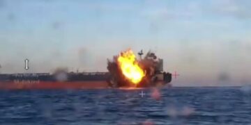 СБУ поразила морскими дронами 2 танкера “теневого флота” РФ: видео