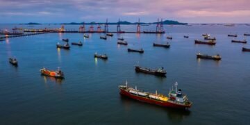 Миллионы баррелей нефти РФ застряли в море: Бывшие крупные покупатели ищут альтернативы, а военная казна Кремля иссякает.