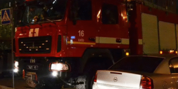 Вогняна загроза в темряві: на Київщині спалахнула пожежа на дорозі, – ФОТО