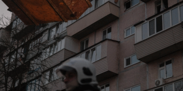 Київ після обстрілу: руїни на місці вибуху й масштабна евакуація