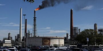 Украинские удары по НПЗ России обогатили западных нефтяных гигантов. А экспорт российского газа в Европу обвалился до 50-летнего минимума.