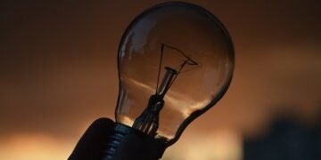 Жорсткі відключення у Києві: десятки годин без світла для окремих районів