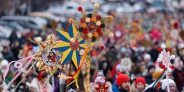 У центрі Києва — сотні людей і незвична хода