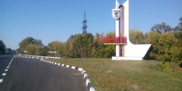 Атака рф на Чернігів: є влучання у 5-поверхівку, виникла пожежа