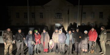 Украинские защитники продолжают спасать людей из центра Купянска