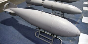 Впала на подвір&apos;я в окупованій Макіївці: російський бомбардувальник "загубив" ще одну авіабомбу