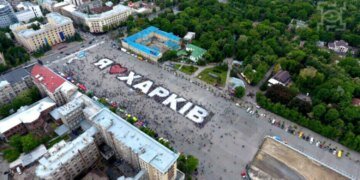Окупанти кинули КАБи на Харків: на одній із найжвавіших трас горять авто, є жертва