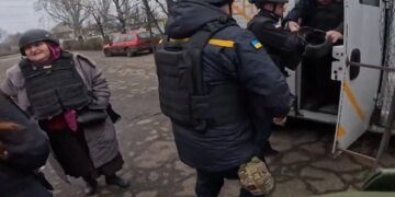 "Бережіть себе": рятувальники евакуювали ще двох мешканців з Дружківки на Донеччині