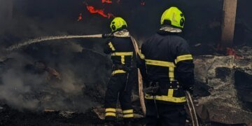 Полицейские Кривого Рога эвакуировали пожилую супружескую пару из разрушенного в результате взрыва дома. ВИДЕО