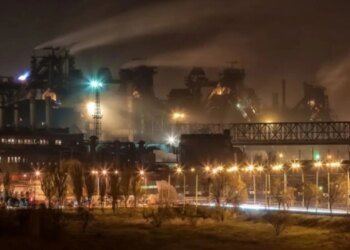 Алчевський металургійний комбінат, ймовірно, атакували дрони: у соцмережах з'явилось відео