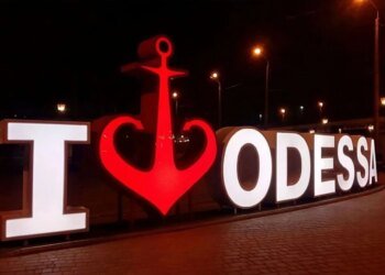 Одеса під ворожою атакою: інфраструктура пошкоджена, частина міста без світла та води