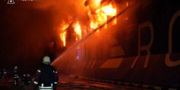 У результаті удару рф у Чорноморську палає цивільне судно: Зеленський показав наслідки атаки