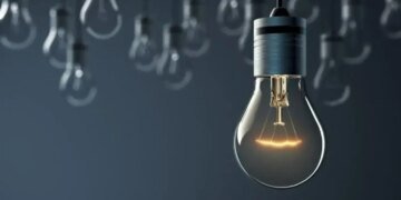 Більшість українців назвали російські удари причиною відключень світла – опитування КМІС