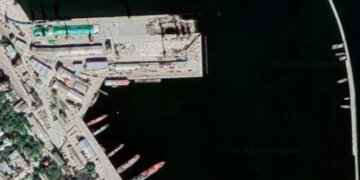 В Феодосии дрон ударил по военному кораблю РФ: судно охватил пожар