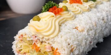 Оливье в виде рулета: привычное блюдо по-новому рецепту к новогоднему столу