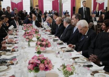 Кражи в президентской резиденции: столовое серебро уносили под носом у Макрона