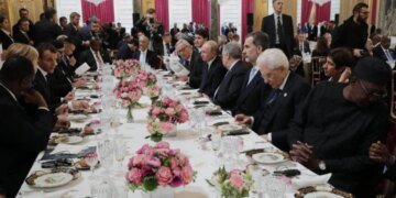 Кражи в президентской резиденции: столовое серебро уносили под носом у Макрона