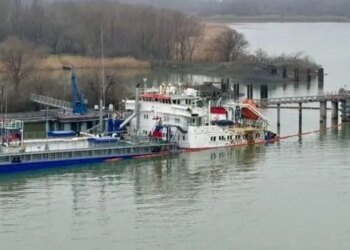 В результате атаки дронов под воду медленно погружается российский танкер