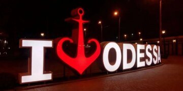 Атака на Одесу: ворог пошкодив припортову інфраструктуру та цивільне судно