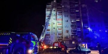 Рятувальники показали кадри наслідків дронової атаки рф на Чернігів