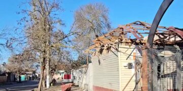 На Рождество россияне обстреляли центральный рынок Херсона: смертельные последствия