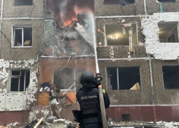 Россияне атаковали жилой дом в Чернигове: 1 погибший, много раненых. ФОТО