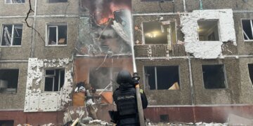 Россияне атаковали жилой дом в Чернигове: 1 погибший, много раненых. ФОТО