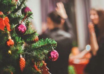 Как весело провести Новый год дома: конкурсы и развлечения для всей семьи