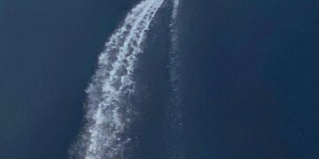 рф вдарила по 2 цивільних суднах, є поранені серед цивільних – ВМС ЗСУ